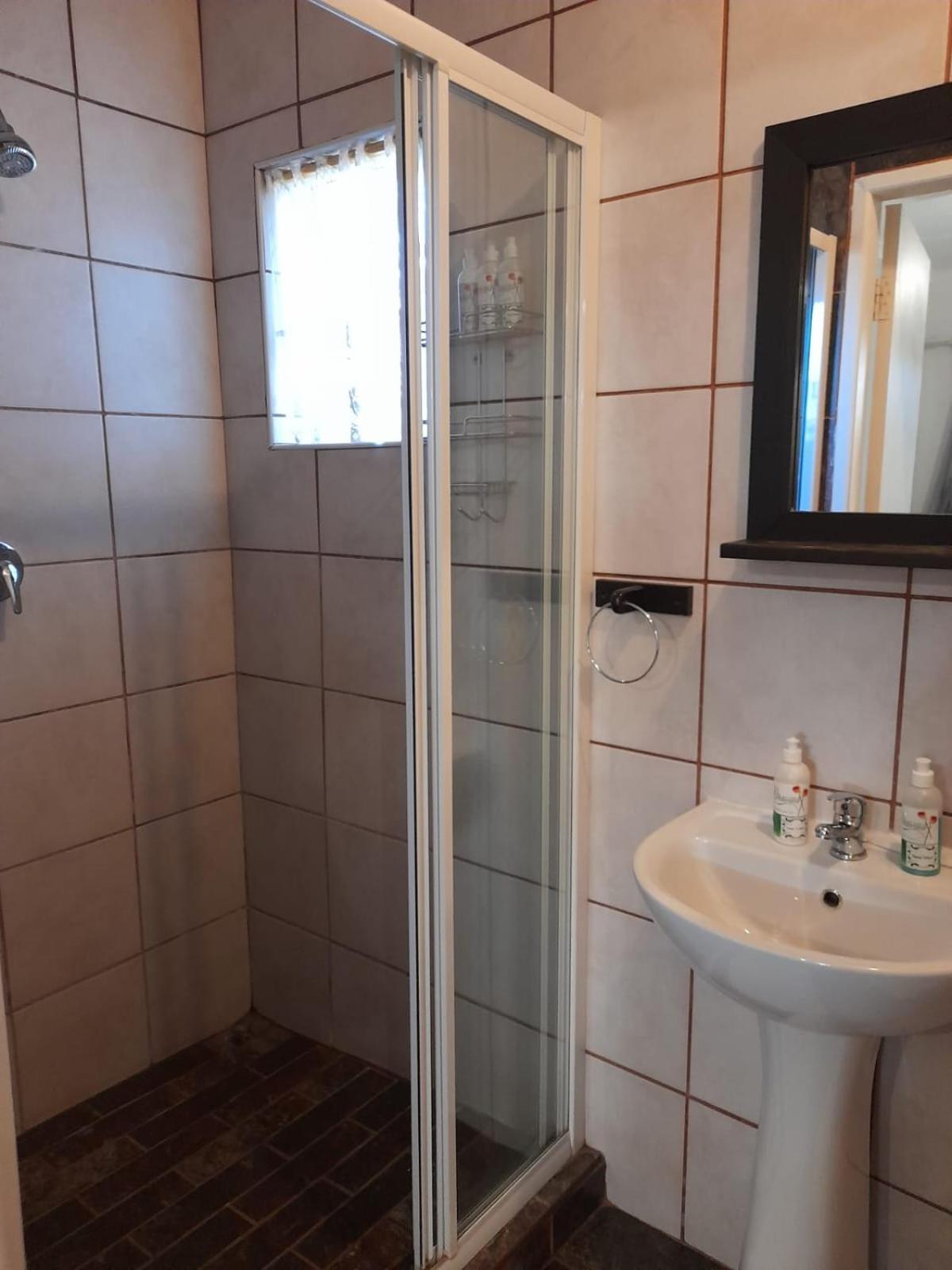 Ukarimu Guest House Клерксдорп Стая снимка